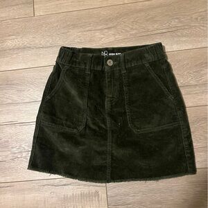 Green corduroy skirt 
Size small 
Great condition
